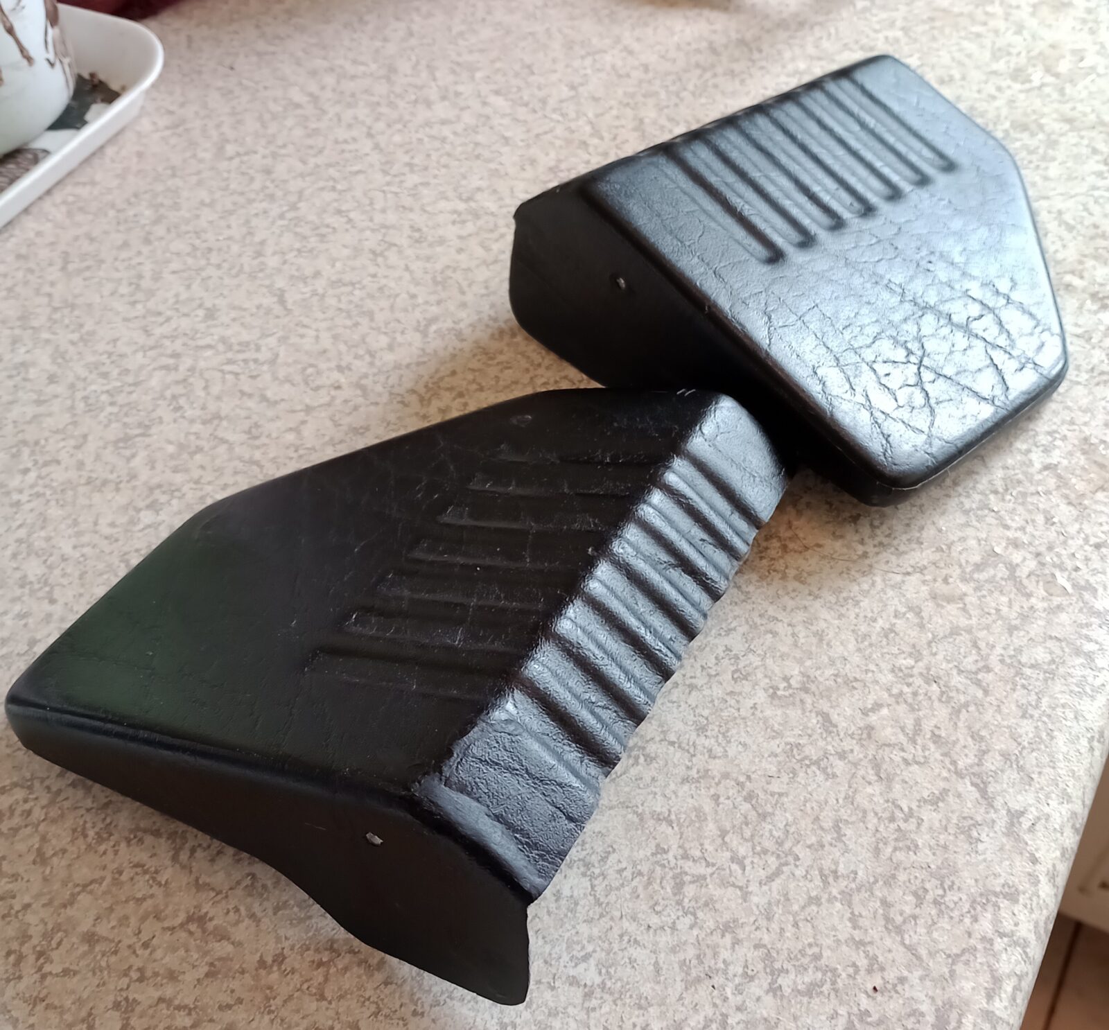 Scimitar GTE seat hinge covers